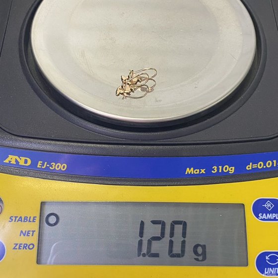 Золотые серьги с камнями 585пр. вес: 1,20гр