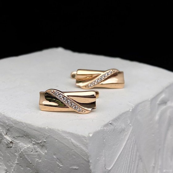 Золотые серьги с камнями 585пр. вес: 2,05гр