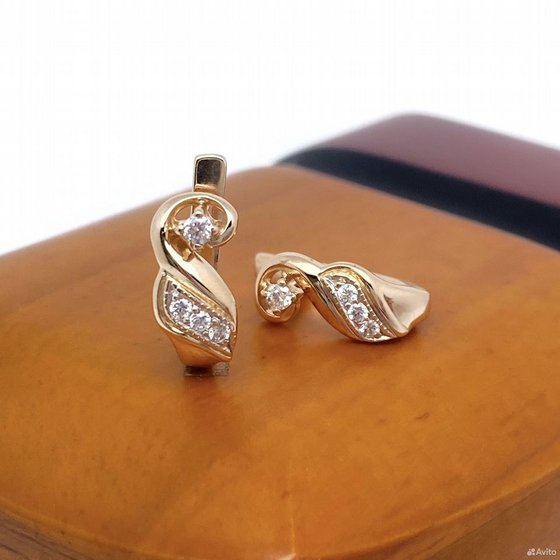 Золотые серьги с камнями 585пр. вес: 2,94гр