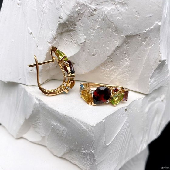 Золотые серьги с камнями 585пр. вес: 4,76гр