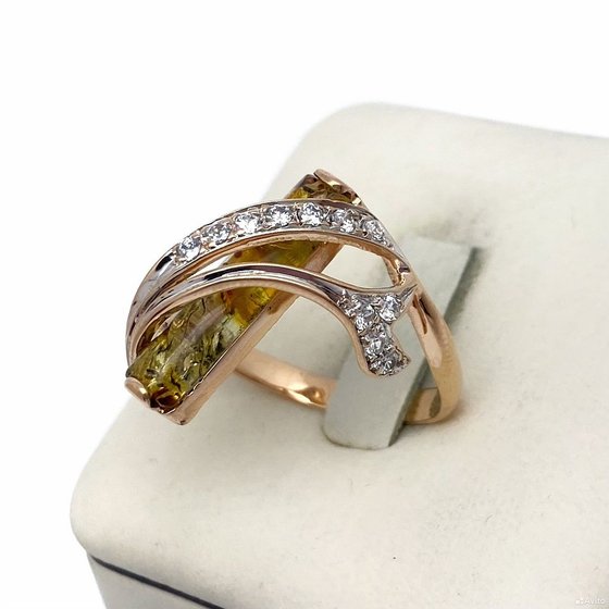 Золотое кольцо с камнями 585пр. размер: 20,5