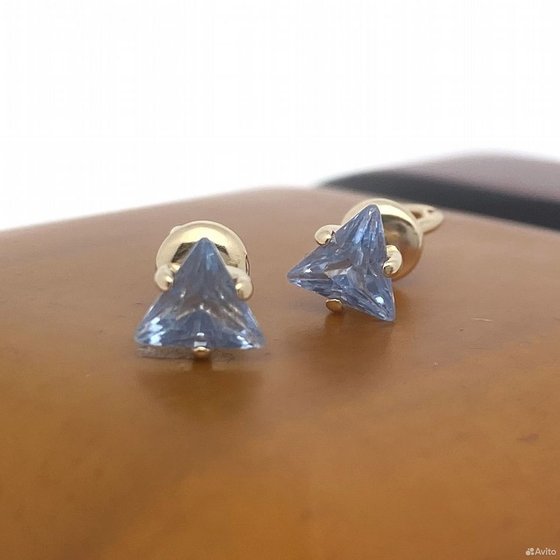 Золотые серьги с камнями 585пр. вес: 1,38гр