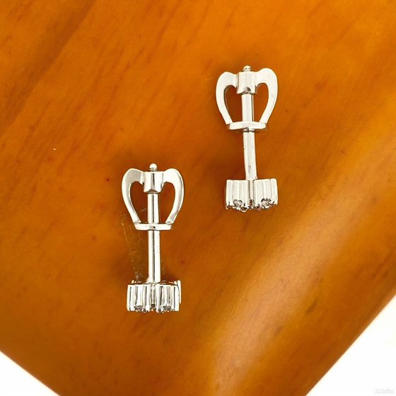 Золотые серьги с камнями 585пр. вес: 1,40гр