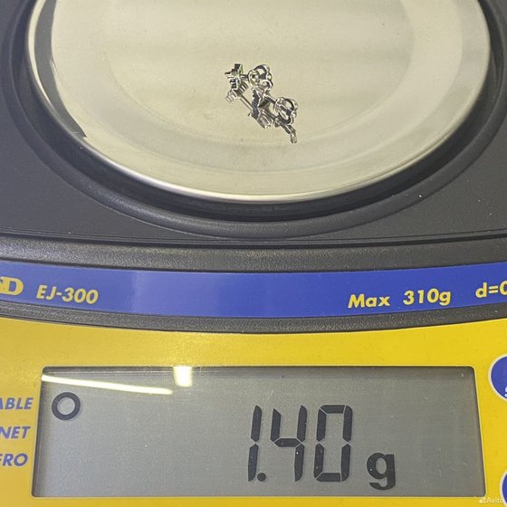 Золотые серьги с камнями 585пр. вес: 1,40гр