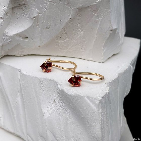 Золотые серьги с камнями 585пр. вес: 0,91гр