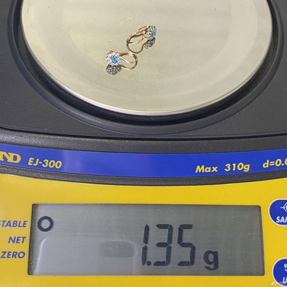 Золотые серьги с камнями 585пр. вес: 1,35гр