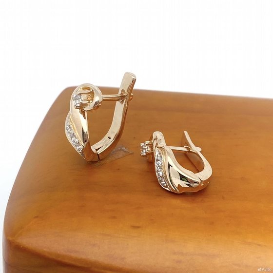 Золотые серьги с камнями 585пр. вес: 2,94гр