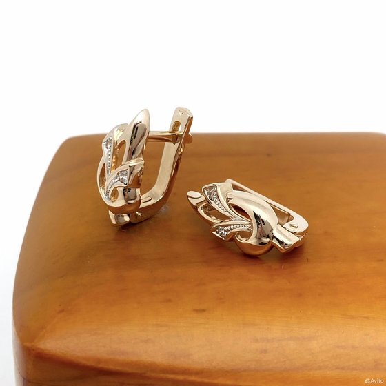 Золотые серьги с камнями 585пр. вес: 3,56гр