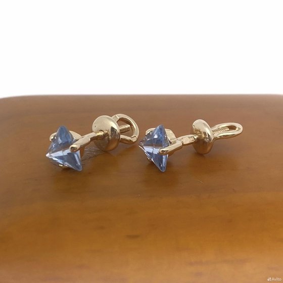Золотые серьги с камнями 585пр. вес: 1,38гр