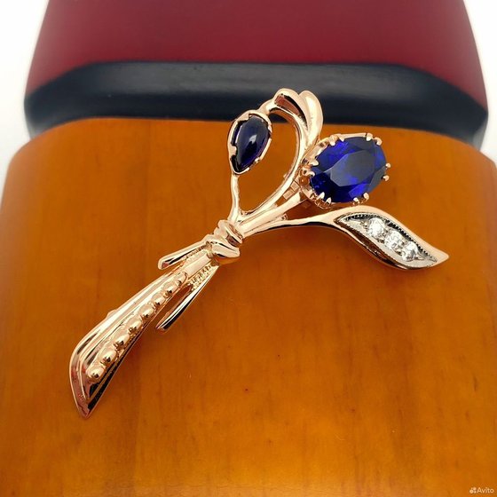 Золотая брошь с камнями 585пр. вес: 4,92гр