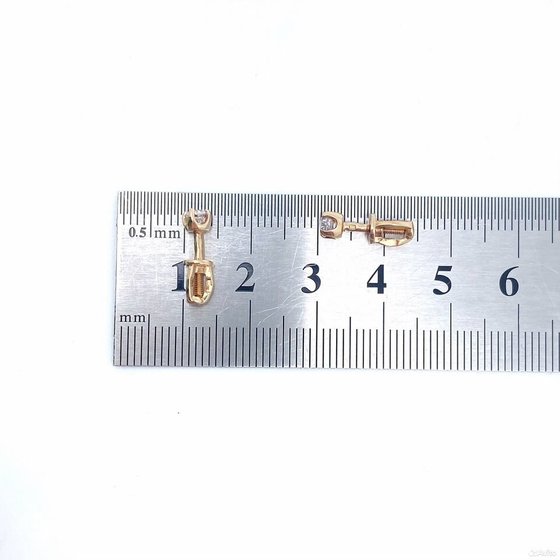 Золотые серьги с камнями 585пр. вес: 1,47гр