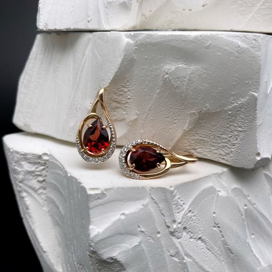 Золотые серьги с камнями 585пр. вес: 3,25гр