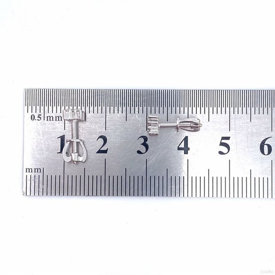 Золотые серьги с камнями 585пр. вес: 1,40гр