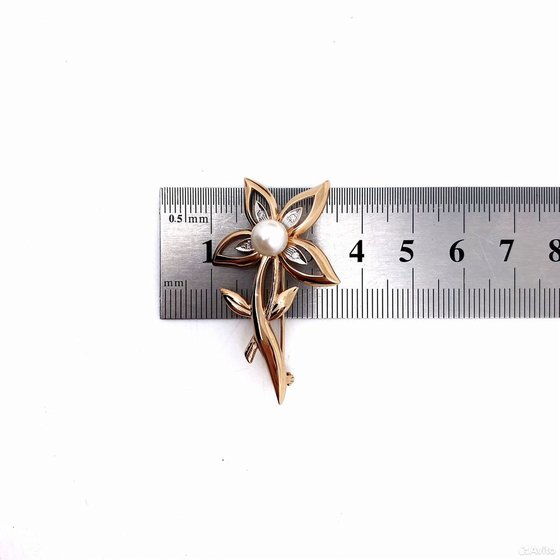 Золотая брошь с камнями 585пр. вес: 5,48гр