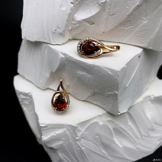 Золотые серьги с камнями 585пр. вес: 3,25гр