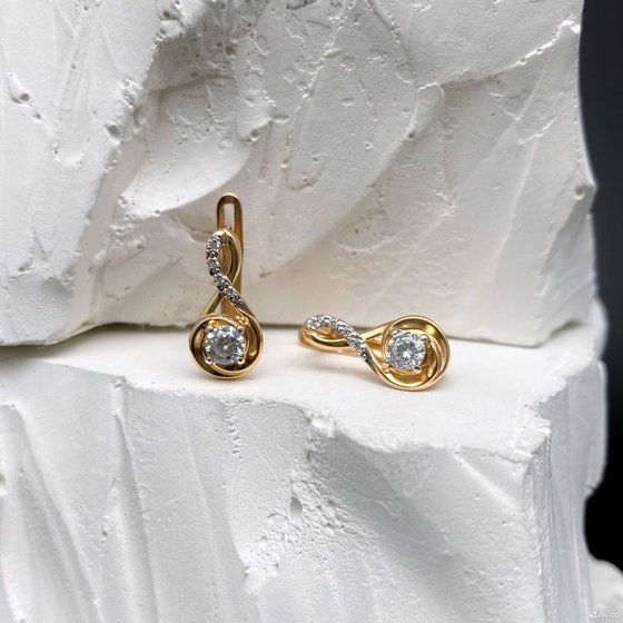 Золотые серьги с камнями 585пр. вес: 2,29гр
