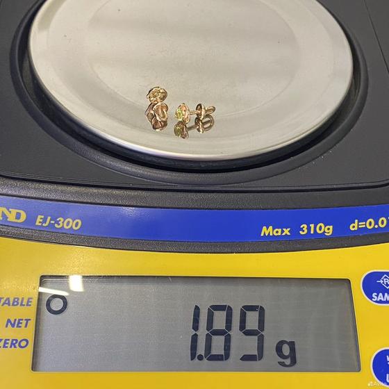 Золотые серьги с камнями 585пр. вес: 1,89гр