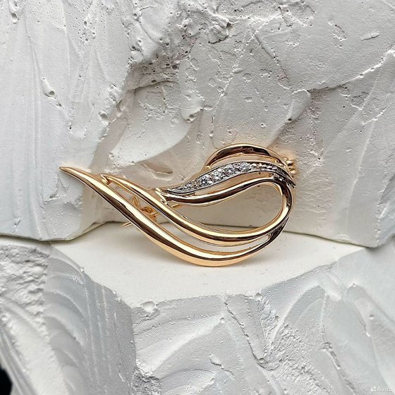Золотая брошь с камнями 585пр. вес: 3,57гр