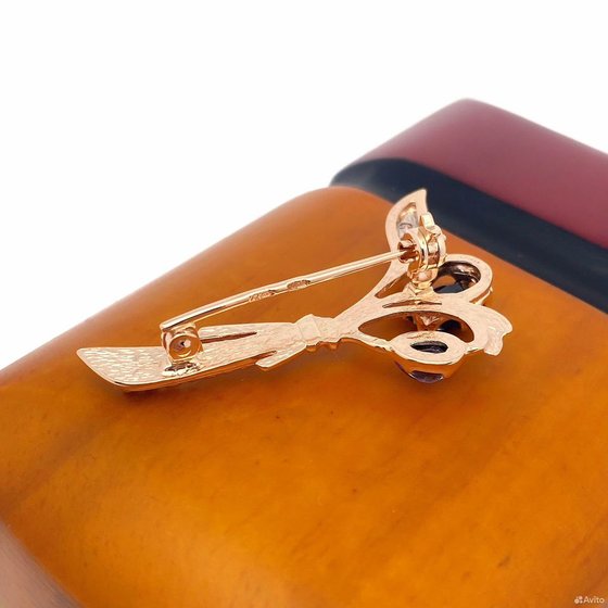 Золотая брошь с камнями 585пр. вес: 4,92гр