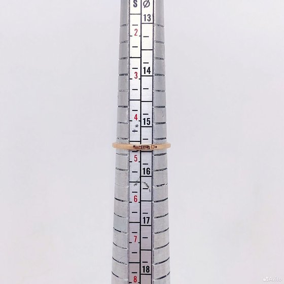 Золотое кольцо с камнями 585пр. размер: 15,4