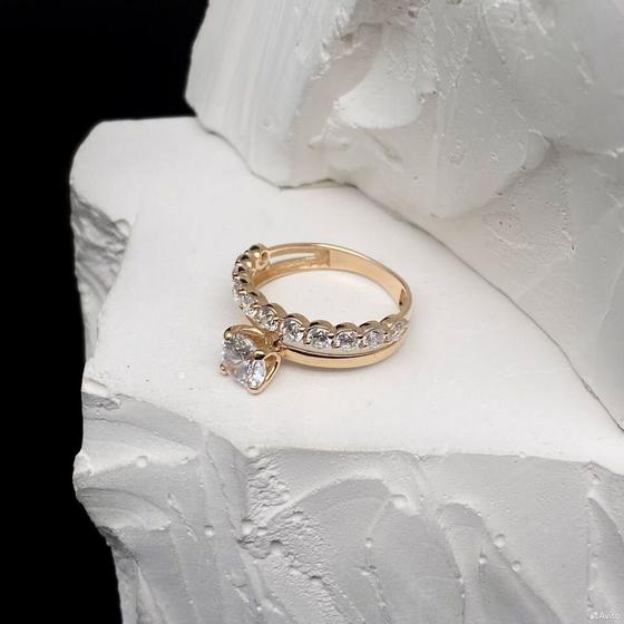 Золотое кольцо с камнями 585пр. размер: 15,4