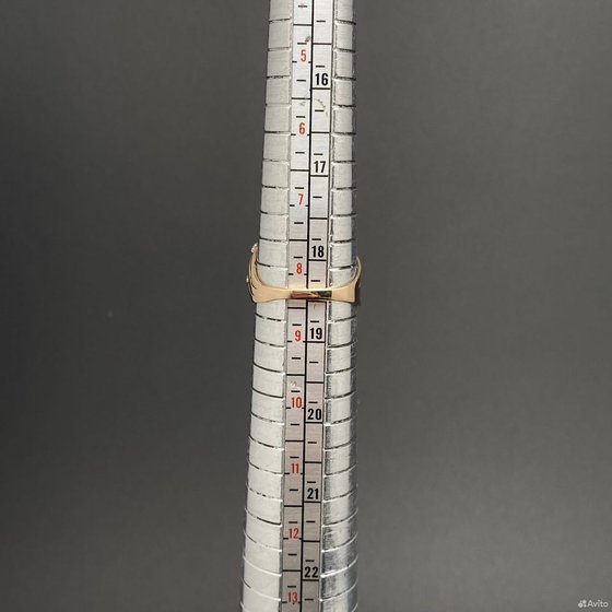 Золотое кольцо с камнями 585пр. размер: 18,4