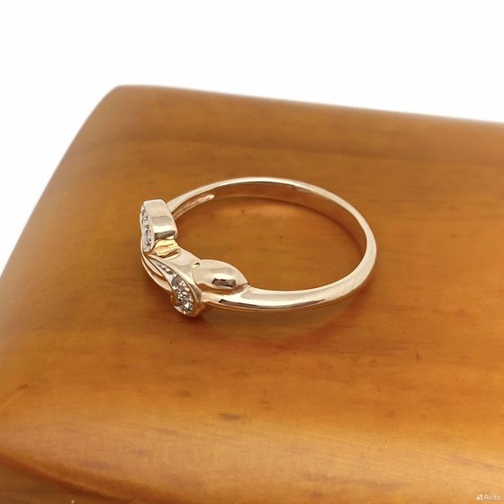 Золотое кольцо с камнями 585пр. размер: 15,9