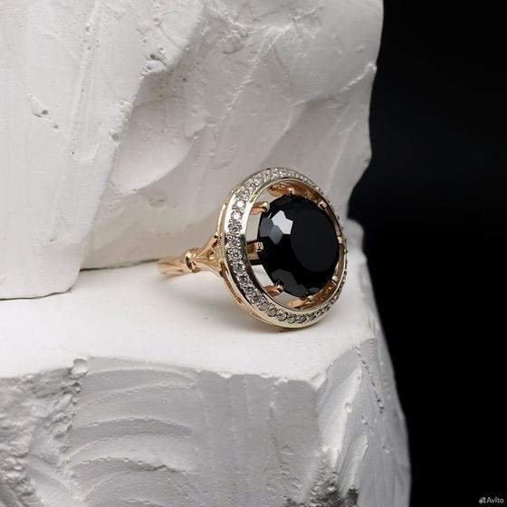 Золотое кольцо с камнями 585пр. размер: 17,8