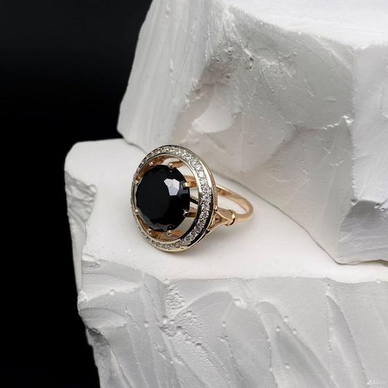 Золотое кольцо с камнями 585пр. размер: 17,8