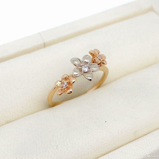 Золотое кольцо с камнями 585пр. размер: 15,6
