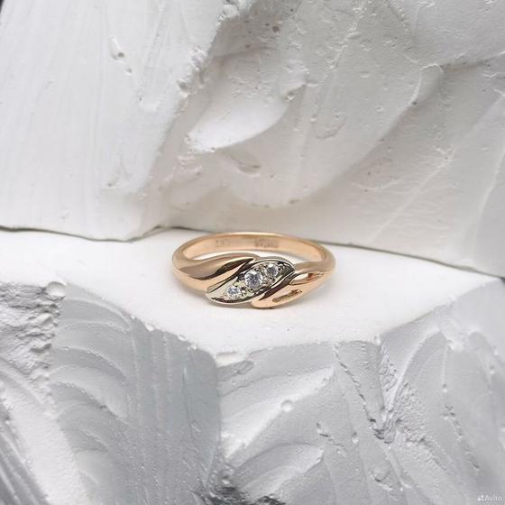 Золотое кольцо с камнями 585пр. размер: 16,7