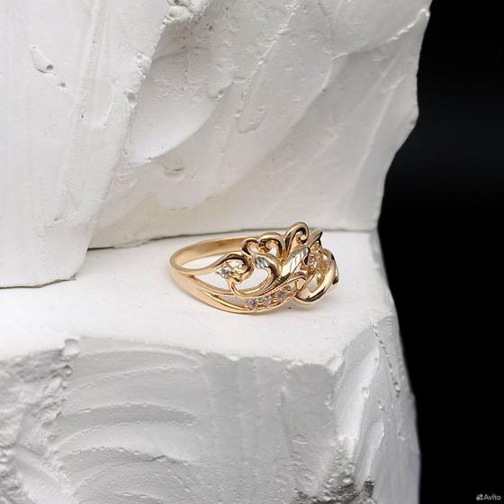 Золотое кольцо с камнями 585пр. размер: 16,3
