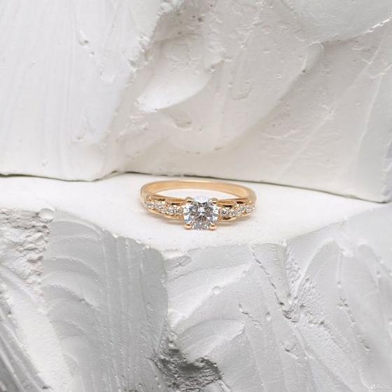 Золотое кольцо с камнями 585пр. размер: 16,3