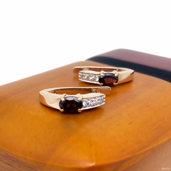 Золотые серьги с камнями 585пр. вес: 4,44гр