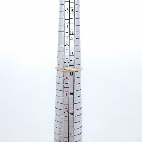 Золотое кольцо 585пр. вес: 1,51гр. размер: 17,7