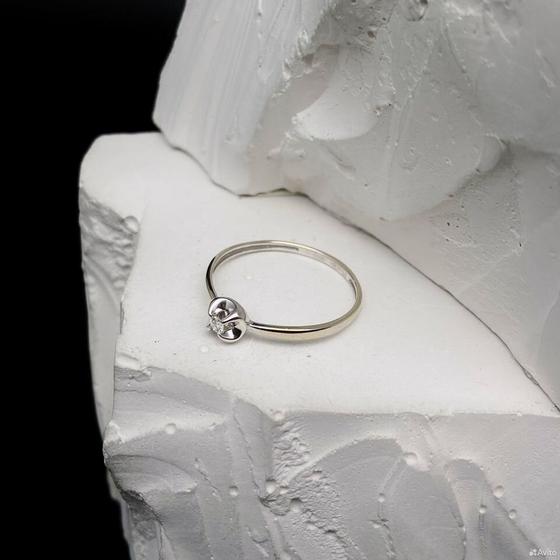 Золотое кольцо с бриллиантом 585пр. размер: 16