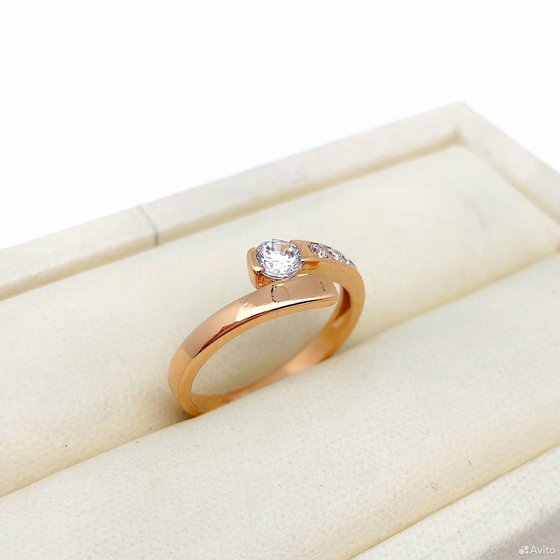 Золотое кольцо с камнями 585пр. размер: 16,2