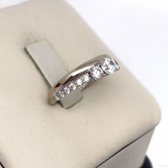 Золотое кольцо с камнями 585пр. размер: 15,9