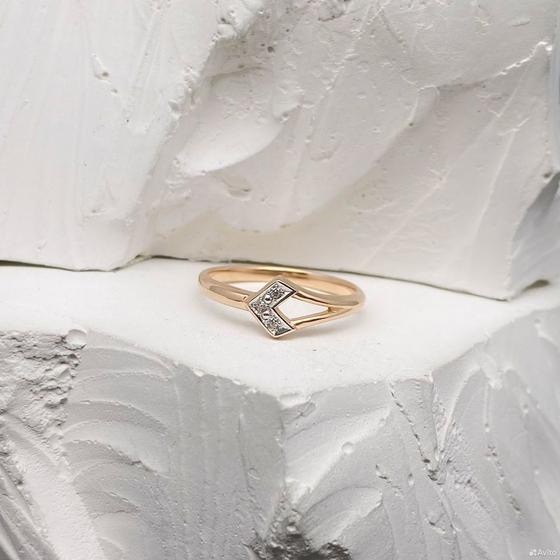 Золотое кольцо с камнями 585пр. размер: 16,8