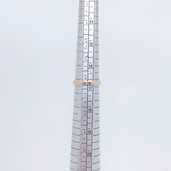 Золотое кольцо с камнями 585пр. размер: 16,7