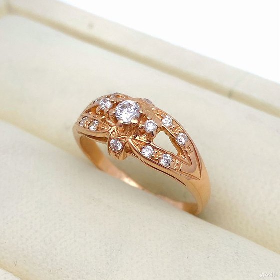 Золотое кольцо с камнями 585пр. размер: 15,5