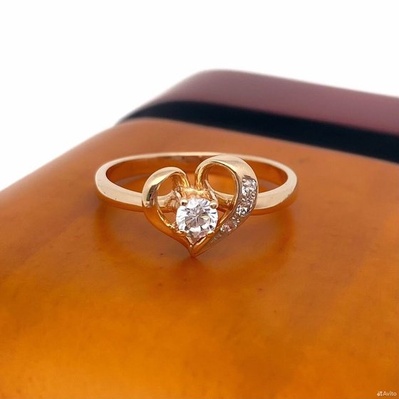 Золотое кольцо с камнями 585пр. размер: 17,5
