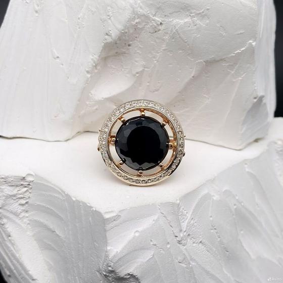 Золотое кольцо с камнями 585пр. размер: 17,8