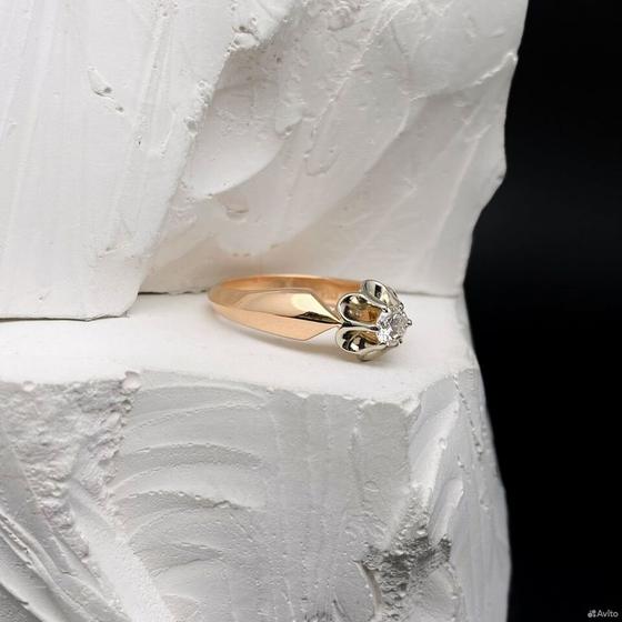 Золотое кольцо с бриллиантом 583пр. размер: 17,5