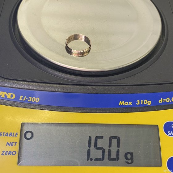 Золотое кольцо 585пр. вес: 1,50гр. размер: 16,8