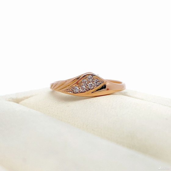 Золотое кольцо с камнями 585пр. размер: 15,5