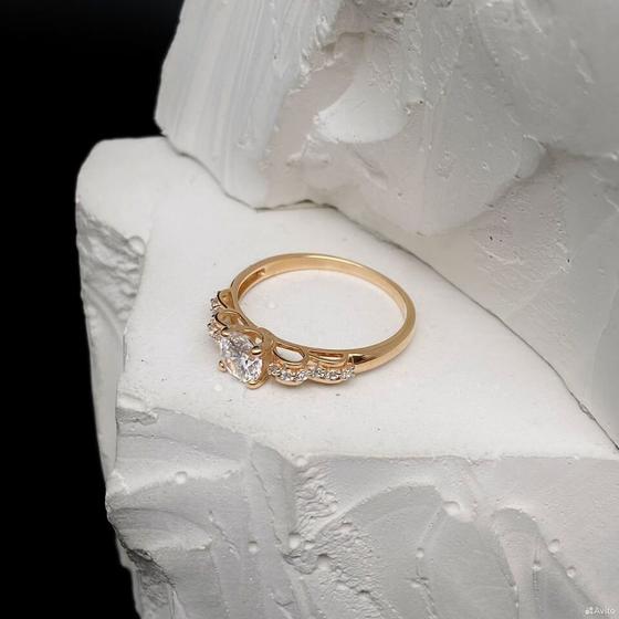 Золотое кольцо с камнями 585пр. размер: 16,3