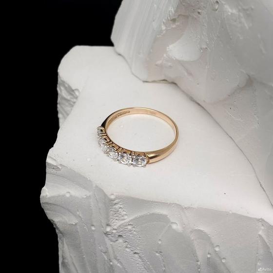 Золотое кольцо с камнями 585пр. размер: 15,9