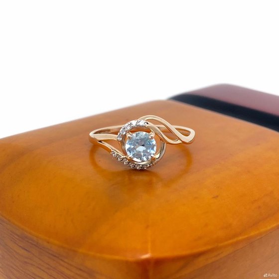 Золотое кольцо с камнями 585пр. размер: 17,5
