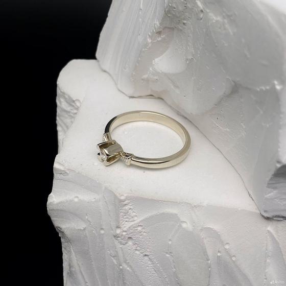 Золотое кольцо с бриллиантами 585пр. размер: 17,2